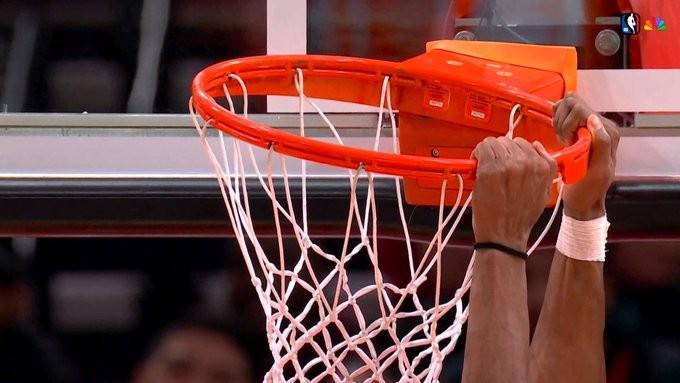 开云App-杜兰特笑称:都怪卡斯尔挂筐让篮筐歪了,这都是初中生干的事