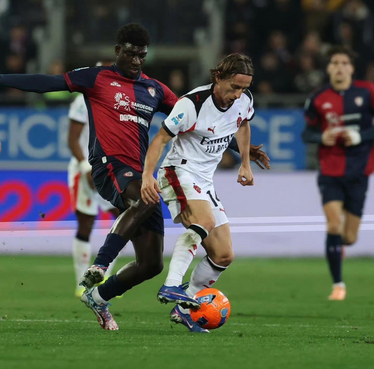 开云赛事-老当益壮!米兰25场伤退23人次,40岁魔笛出勤率前3不在其中