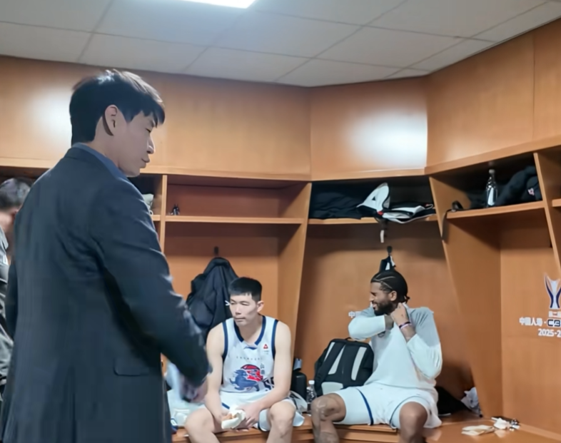 开云下载-淘汰浙江更衣室!邱彪体恤外援,总结变认哥现场,与全队打成一片