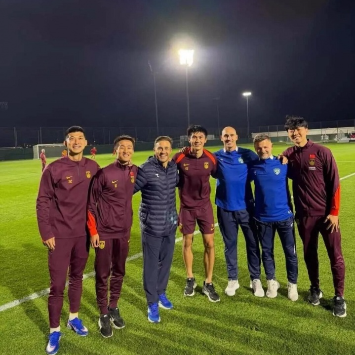 开云体育-泪目！恒大4国脚与卡纳瓦罗重逢+开心合影，韦世豪搂着恩师笑开花