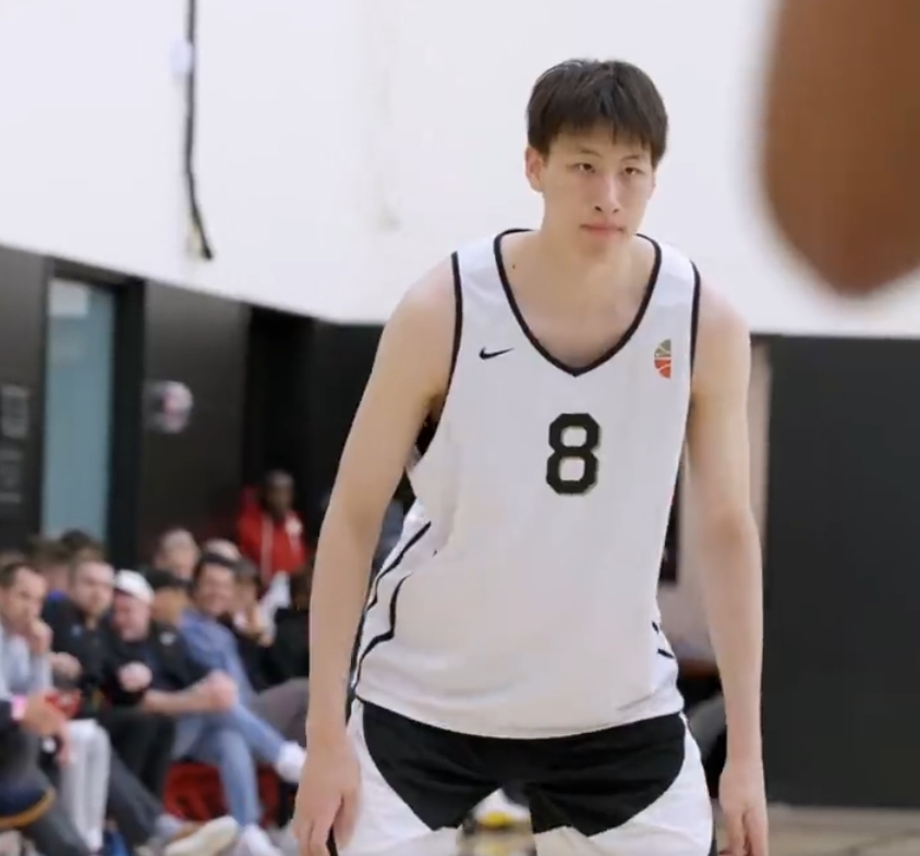 开云下载-没有出手机会！中国小将郇斯楠出战耐克峰会 上半场贡献1板1断